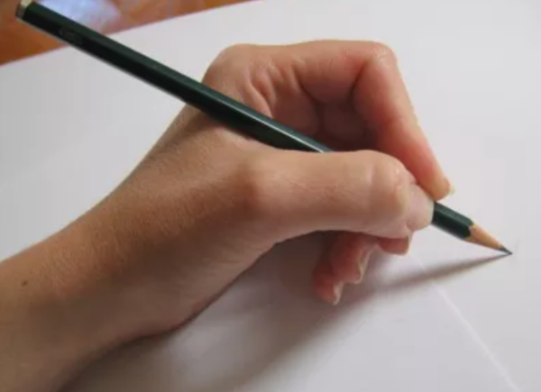 como segurar um lápis para desenhar: maneiras de segurar um lápis e melhorar seus desenhos - Pegada básica com 3 dedos
