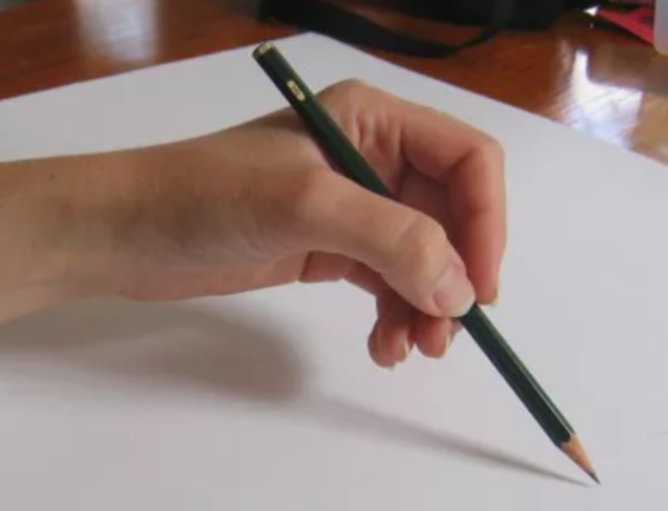 como segurar um lápis para desenhar: maneiras de segurar um lápis e melhorar seus desenhos - Pegada com 3 dedos e o pulso suspenso