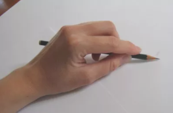 como segurar um lápis para desenhar: maneiras de segurar um lápis e melhorar seus desenhos - Pegada com a mão por cima do Lápis