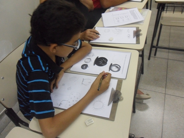 Desenho Realista de Carlos Damasceno - Criança estudando desenho