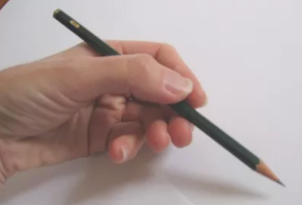 como segurar um lápis para desenhar: maneiras de segurar um lápis e melhorar seus desenhos - Pegada com a mão por baixo do Lápis