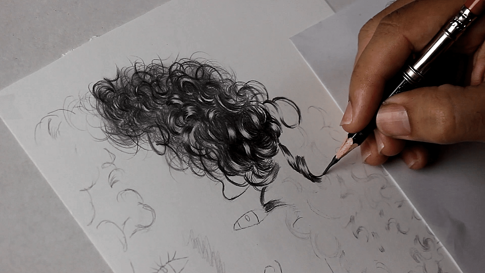 Um desenho de um menino com um cabelo cacheado e um cabelo cacheado