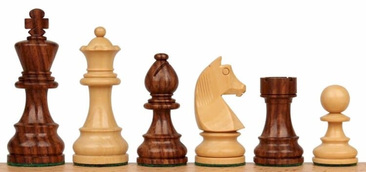Design simples de peças de xadrez que funcionará bem com este exercício de perspectiva de dois pontos.