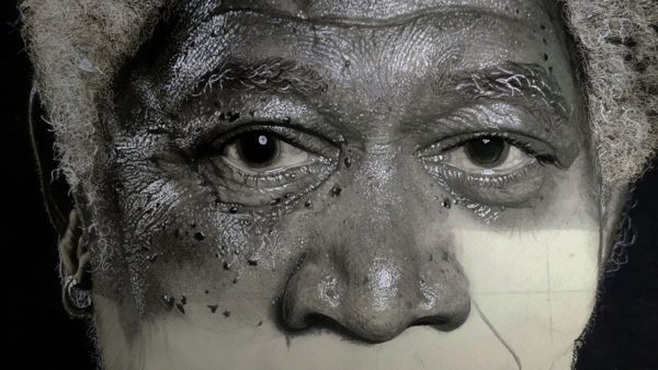 O desenho de retrato hiper-realista de Morgan Freeman feito por Akanksha é uma obra de arte impressionante que retrata com detalhes incríveis o rosto do icônico ator americano.