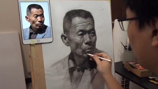A arte de desenhar retratos a lápis por observação